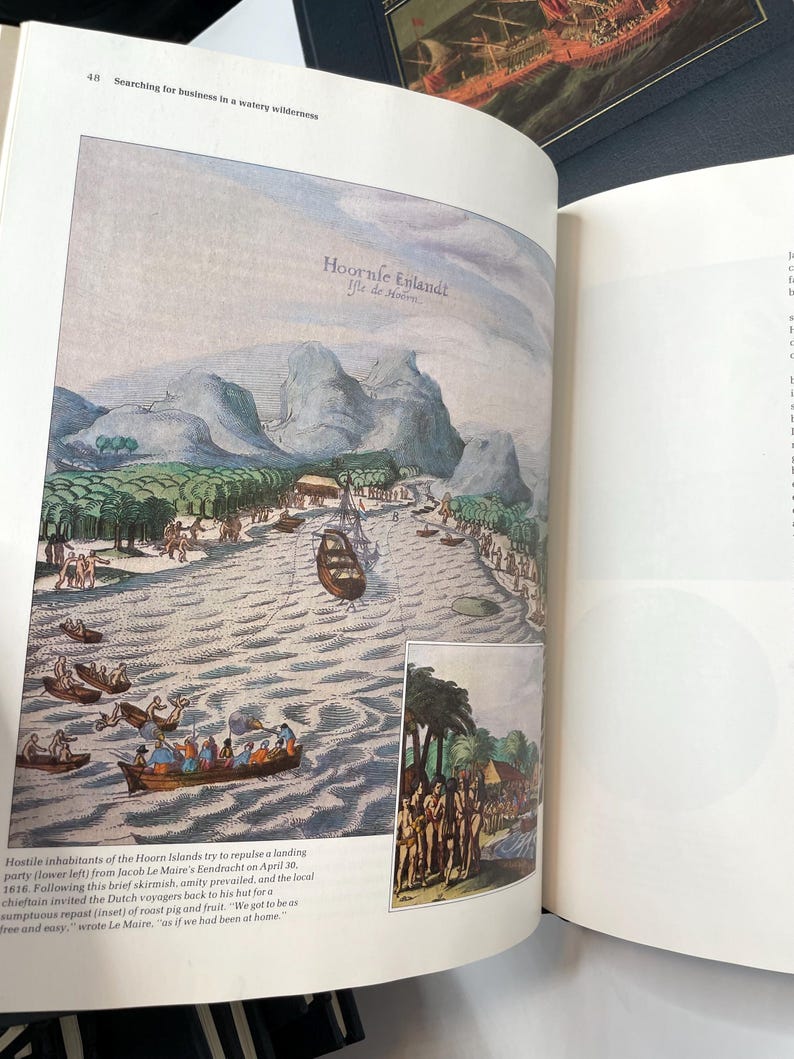 Puede incluir: Ilustraci&oacute;n hist&oacute;rica de una escena costera con barcos, personas y edificios. El texto "Hoornfe Eylandt" es visible. La imagen es una representaci&oacute;n hist&oacute;rica de un desierto acu&aacute;tico.