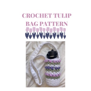 Könnte beinhalten: Eine weiße Wasserflaschentasche aus Häkelarbeit mit einem Riemen, verziert mit lavendelfarbenen und grünen floralen Akzenten. Die Tasche enthält eine schwarze Wasserflasche. Der Text "CROCHET TULIP BAG PATTERN" wird über der Tasche angezeigt.