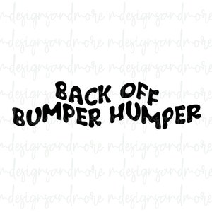 Peut inclure: Texte graphique noir et blanc qui dit "Back Off Bumper Humper".