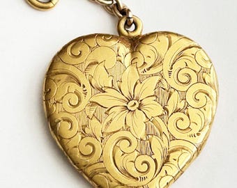 Gran medallón victoriano de oro ornamentado en forma de corazón que se abre para tomar fotografías.