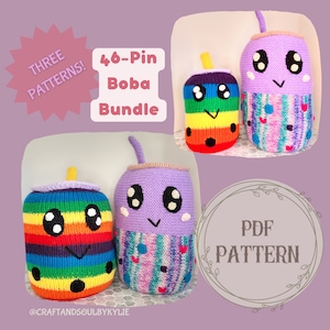 Puede incluir: Un conjunto de tres patrones de peluche de té de boba tejidos. Los patrones son para un boba arcoíris, un boba morado con lunares blancos y un boba morado con rayas de colores. Los patrones están disponibles para descargar en PDF. La imagen también incluye el texto "46-Pin Boba Bundle" y "Three Patterns!"