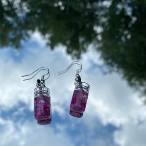 Pendientes colgantes de bebida de uva morada / Joyas divertidas y extravagantes inspiradas en frutas