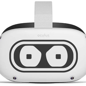 Puede incluir: Auriculares VR Oculus blancos con detalles negros y una correa blanca. Los auriculares tienen dos círculos negros con un cuadrado blanco más pequeño dentro de cada círculo.