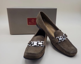 Mocassini da donna Cole Haan D21238 in camoscio color tortora, taglia 10 AA, punta stretta, modello mocassino.