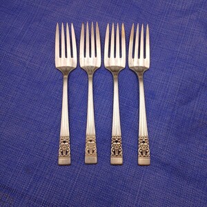 Juego de 4 tenedores de ensalada Oneida Community Coronation 1936, 15,9 cm, baño de plata antigua.