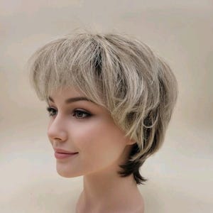 Peluca corta estilo pixie despeinada vintage de la colección Noriko de Aderons Japan