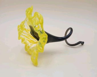 Gul glasklocka blomma figur handblåst konstglas blomdekor present