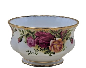 Azucarero abierto Royal Albert Old Country Roses con ribete dorado, fabricado en Inglaterra en 1962. Sello en la base.