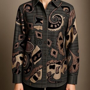 Puede incluir: Camisa abotonada con fondo gris oscuro y un patrón repetido de formas abstractas en negro y beige. La camisa de manga larga tiene cuello y puños abotonados. La camisa está hecha de un material suave y cómodo.