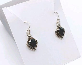 Örhängen i massivt 925 sterlingsilver med svart onyx, naturlig päronform