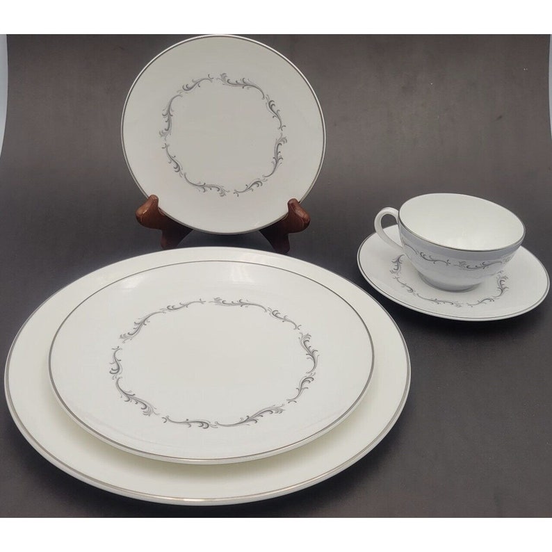 Royal Doulton China H4947 5 Piece Place Setting England Vintage