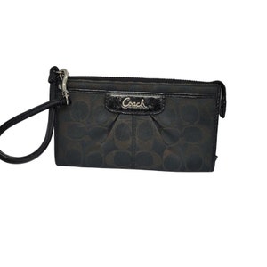 Bolso de mano vintage Coach con correa de muñeca y bolsillos interiores en color negro