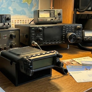 Yaesu FTM-500 / FTM-510/ FTM-150 Desktop Stand | 3D Printed Angled Display Mount | Ham Radio Accessories | Secure Non-Slip Head Unit Holder