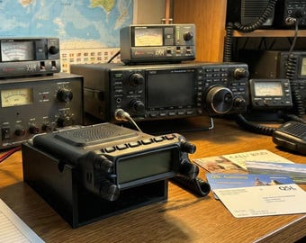 Yaesu FTM-500 / FTM-510/ FTM-150 Desktop Stand | 3D Printed Angled Display Mount | Ham Radio Accessories | Secure Non-Slip Head Unit Holder