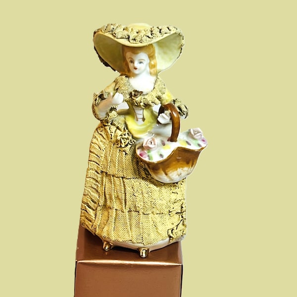 Figura de encaje de porcelana vintage pintada a mano Victorian Lady Gold Accents