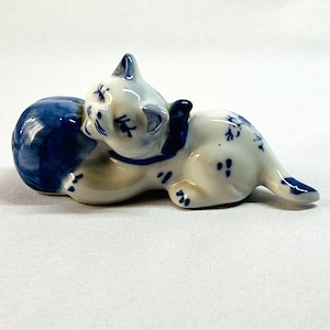 Asiatische blau weiße verspielte Kätzchen mit Wollball Vintage Porzellanfigur
