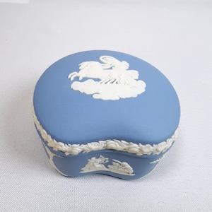 Wedgwood Trinket Box Vintage Jasperware Nierenförmige Trinket Box Chariot 1955