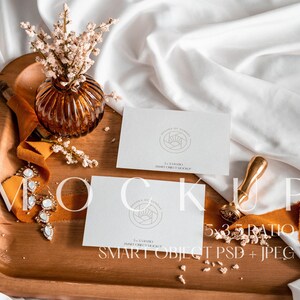 Antwort- und Beilagen-Karten-Mockup, 5x3,5 doppelseitige Karte, Boho Styled Mockup Flatlay, Neutrales stationäres Mockup, PSD Smart Object und JPEG