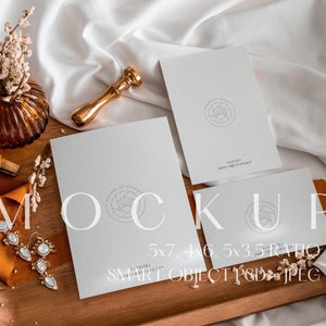 Suíte de maquete de convite, maquete de cartão estilo Boho 5x7 4x6 e 5x3,5 Flatlay, maquete neutra de convite de casamento, objeto inteligente PSD e JPEG