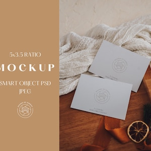 Antwort- und Beilagen-Karten-Mockup, 5x3,5 doppelseitige Karte, Boho Styled Mockup Flatlay, Neutrales stationäres Mockup, PSD Smart Object und JPEG