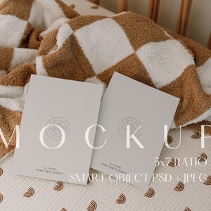 5x7 ベビーシャワー モックアップ、ダブル 5x7 ボヘミアン ベビーカード モックアップ フラットレイ、ジェンダー ニュートラル ベビー招待状 モックアップ、Photoshop PSD スマート オブジェクトおよび JPEG
