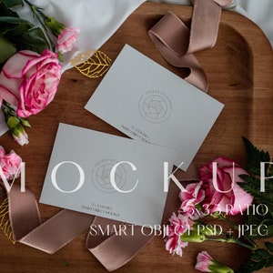 Antwort- und Beilagen-Karten-Mockup, 5x3,5 doppelseitige Karte, Boho Styled Mockup Flatlay, Neutrales stationäres Mockup, PSD Smart Object und JPEG
