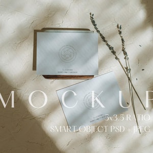 Lifestyle Antwortkarte Mockup, 5x3,5 doppelseitige Karte, Moody Shadow Stationäres Mockup, PSD Smart Objekt und JPEG