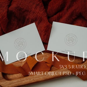 5x3.5 Doppelseitiges Karten Mockup, Boho Styled Mockup Flatlay, Neutrales stationäres Mockup, RSVP und Beilagenkarten, PSD Smart Object und JPEG