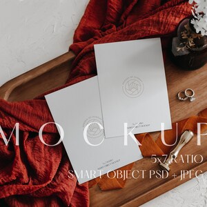 Doppelseitige Karte Mockup, 5x7 Minimalist Neutral Hochzeitseinladung Mockup, Boho Styled Mockup Flatlay, Photoshop PSD Smart Objekt und JPEG