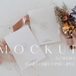 結婚式招待状モックアップ、両面 5x7 ライフスタイル ウェディング フラットレイ、ミニマリスト ボヘミアン フローラル スプリング モックアップ、ムーディなウェディング カード モックアップ