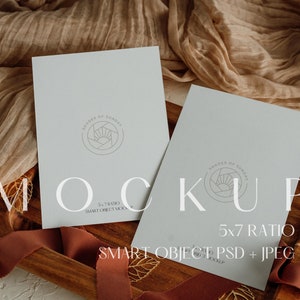 5 x 7 dubbelzijdige Boho uitnodiging mockup, neutrale Boho bruiloft uitnodiging flatlay kaart mockup, Photoshop PSD Smart Object en JPEG