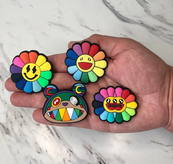 Takashi Murakami Rainbow Flower Keyring Keychain + 3 Flower Pin Bundle :  : Fashion