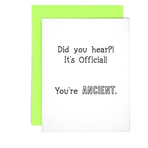 Avez-vous entendu ? ! C'est officiel ! Vous êtes ANCIEN. Carte de voeux d'anniversaire typographique drôle