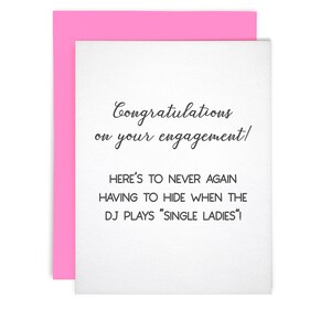 Félicitations pour vos fiançailles, dames célibataires, carte de voeux typographique amusante