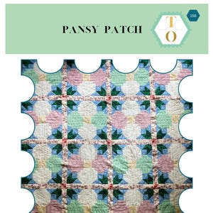 Può includere: Un modello di quilt intitolato "Pansy Patch" con un'intestazione verde chiaro. Il design della trapunta presenta un motivo ripetuto di quadrati rosa pastello, blu, verdi e bianchi. Il bordo è un bordo smerlato in blu scuro. Il testo "A Pattern From Textile Outpost" è in basso.