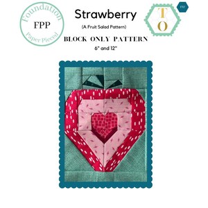 Peut inclure: Un motif de fraise en patchwork avec un cœur au centre, sur fond turquoise. Le texte "Strawberry" et "BLOCK ONLY PATTERN 6" and 12"" sont affichés au-dessus de la fraise. Le motif est un motif de salade de fruits.