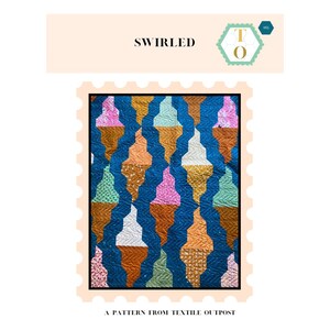 Könnte beinhalten: Ein Quilt mit einem sich wiederholenden Muster aus Eiswaffeln in verschiedenen Farben, darunter Rosa, Orange, Grün und Weiß, vor einem blauen Hintergrund. Das Wort "SWIRLED" steht oben, und der Text "A PATTERN FROM TEXTILE OUTPOST" steht unten.