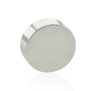Op de afbeelding: Een cirkelvormige, platte metalen schijf met een gepolijst, reflecterend zilverkleurig oppervlak. Het object heeft een glad, cilindrisch zijprofiel met een constante dikte, wat zorgt voor een strakke, onversierde en solide metalen uitstraling.