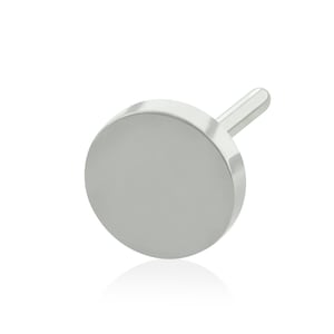 Può includere: Un orecchino a lobo in metallo color argento con un disco frontale piatto e circolare e un perno dritto che si estende dal retro. La superficie del disco è liscia, lucida e riflettente, mostrando un design semplice senza ulteriori decorazioni.