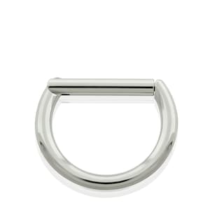 Puede incluir: Un anillo de septum plateado pulido. La joya presenta un diseño curvo en forma de D con una barra recta en la parte superior. El metal tiene una superficie brillante y reflectante, y la forma general es suave y minimalista.