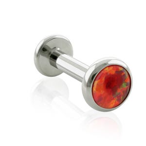 Op de afbeelding: Een zilverkleurig metalen labret-piercing met een platte ronde achterkant en een voorkant met een ronde, felrood en oranje iriserende steen met een gevlekt, vurig patroon en een gladde, gepolijste afwerking voor een strakke uitstraling.