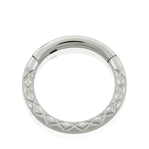 Anéis Clicker: Argolas articuladas em padrão X com acabamento em corte a laser de titânio de 16 g e face frontal para piercings de septo, daith e lóbulo da orelha