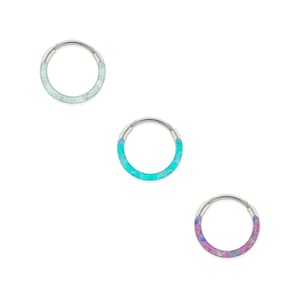 Pendiente de aro con bisagra de 20 g con ópalo sintético para perforaciones de cartílago, tabique y lóbulo. Parte frontal de titanio. Diseño fino y práctico.