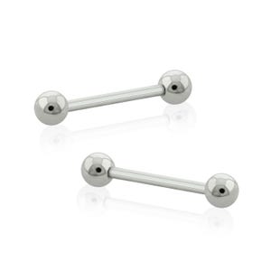 Puede incluir: Dos piezas de joyería corporal tipo barra en metal plateado, cada una con un poste central recto y una esfera lisa y pulida en ambos extremos. Las superficies metálicas son reflectantes y de color uniforme, mostrando un diseño simple y limpio para aplicaciones de perforación.