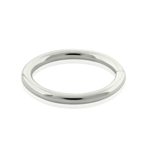 Könnte beinhalten: Ein polierter, silberfarbener runder Creolen-Ring mit einer glatten, durchgehenden Oberfläche und einem nahtlosen Scharnierverschluss. Das Metallband hat ein reflektierendes, hochglänzendes Finish, das das Licht einfängt.