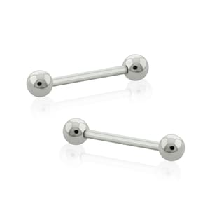 Può includere: Due gioielli per il corpo a forma di bilanciere in metallo color argento, ciascuno caratterizzato da un perno centrale dritto con una sfera liscia e lucida fissata a entrambe le estremità. Il design è semplice e simmetrico, con una finitura metallica riflettente.
