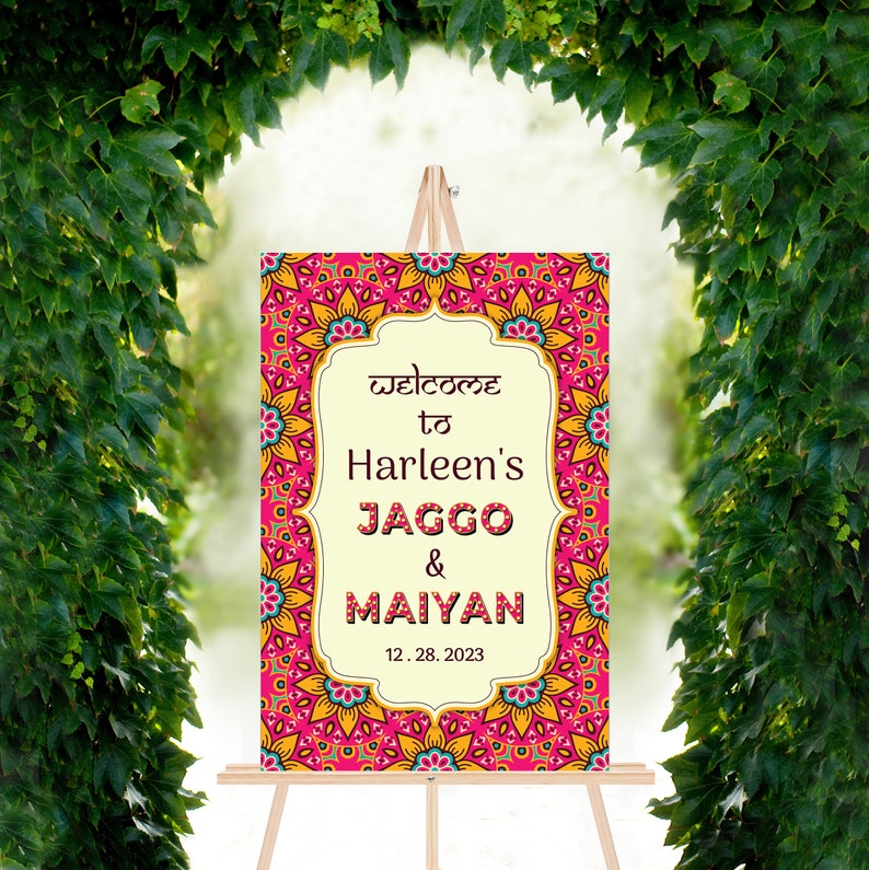 Pu&ograve; includere: Cartello di benvenuto per il matrimonio di Harleen's Jaggo & Maiyan con un design a mandala rosa, giallo e blu. La data 12.28.2023 &egrave; stampata sul cartello.