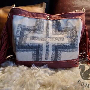 Bolso bandolera de piel con incrustaciones de lana y flecos con bolsillo de piel repujada