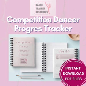 Könnte beinhalten: Ein druckbarer PDF-Download für einen Fortschritts-Tracker für Wettkampftänzer. Das Bild zeigt zwei spiralgebundene Notizbücher mit dem Text "Competition Dancer Progress Tracker" und "My Solo" auf den Deckeln. Die Notizbücher befinden sich auf einer hellblauen Oberfläche mit zwei Bleistiften und einer Schale mit Büroklammern.