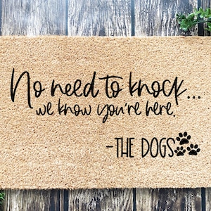 Het is niet nodig om aan te kloppen, we weten dat je hier bent - De honden, Grappige deurmat, Housewarming Gift, Welkomstmat, Grappige Deurmat, Sluitingscadeau